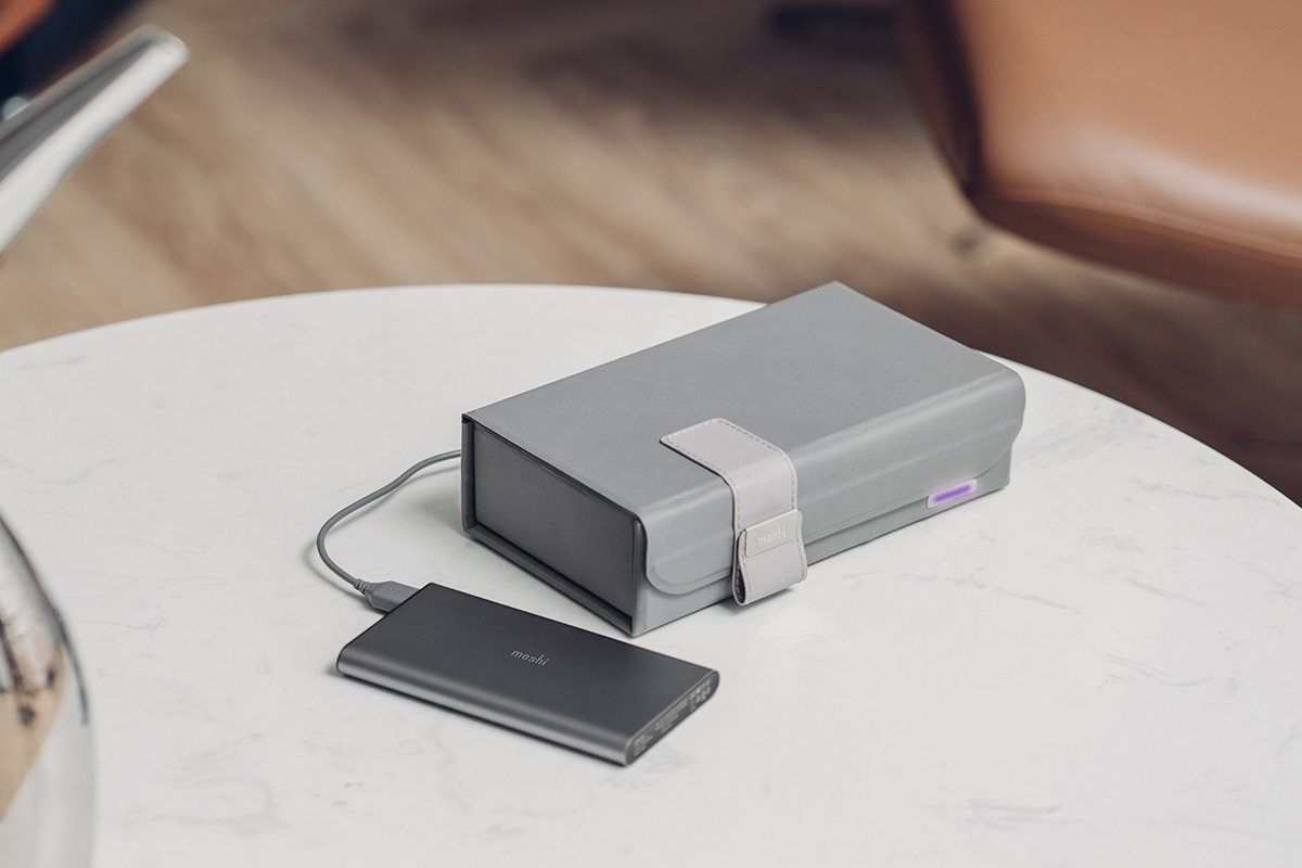 Deep Purpleは平らに折りたたんでどこにでも持ち運べるだけでなく用途の広いUSB-C電源入力により様々な場所に応じて使用できます。付属のUSBケーブルを使用してDeep PurpleはACアダプター、車載用充電器、またはモバイルバッテリーから電力を供給できるため、カフェ、公園、ホテルなどあらゆる場所で持ち物を清潔に出来ます。