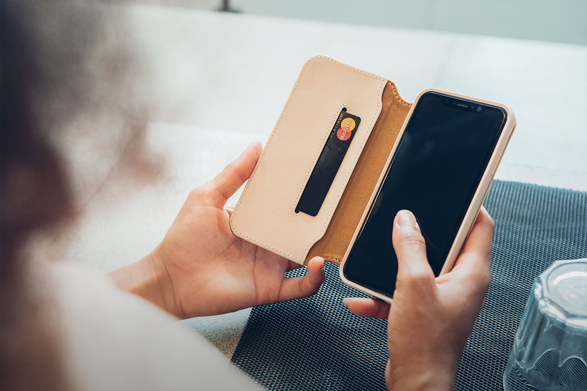 Transportez vos cartes, vos billets et votre iPhone dans un seul étui élégant.