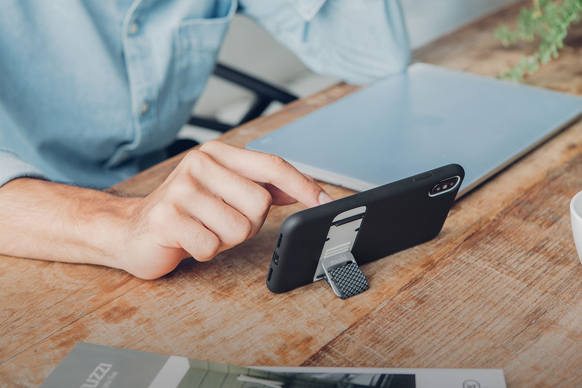 Mettez votre téléphone en mode béquille pour regarder des vidéos sans les mains.