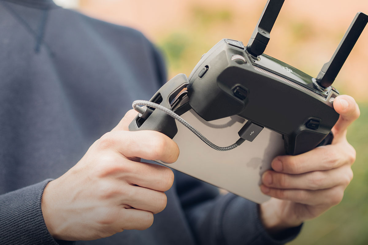 Ideal zum Aufladen Ihres iOS-Geräts im Auto oder sogar zum Synchronisieren Ihres Drohnencontrollers mit Ihrem iPhone.