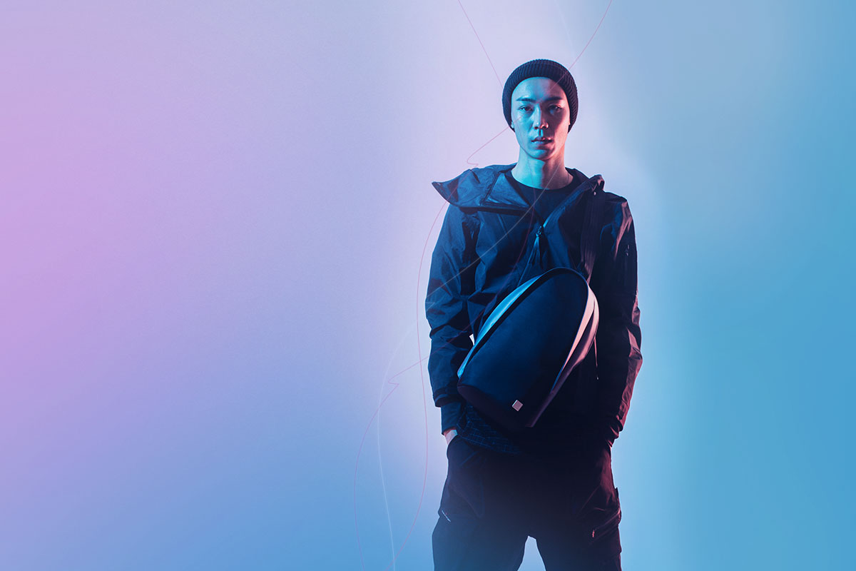 Le sac à port croisé Tego allie fonctionnalité et design futuriste.