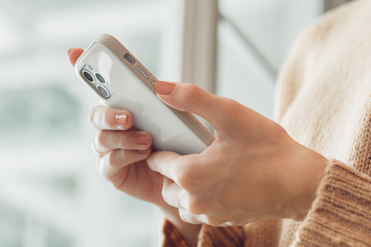IGlaze окружает стильная рельефная рамка, которая улучшает сцепление и обеспечивает дополнительную защиту от ударов.