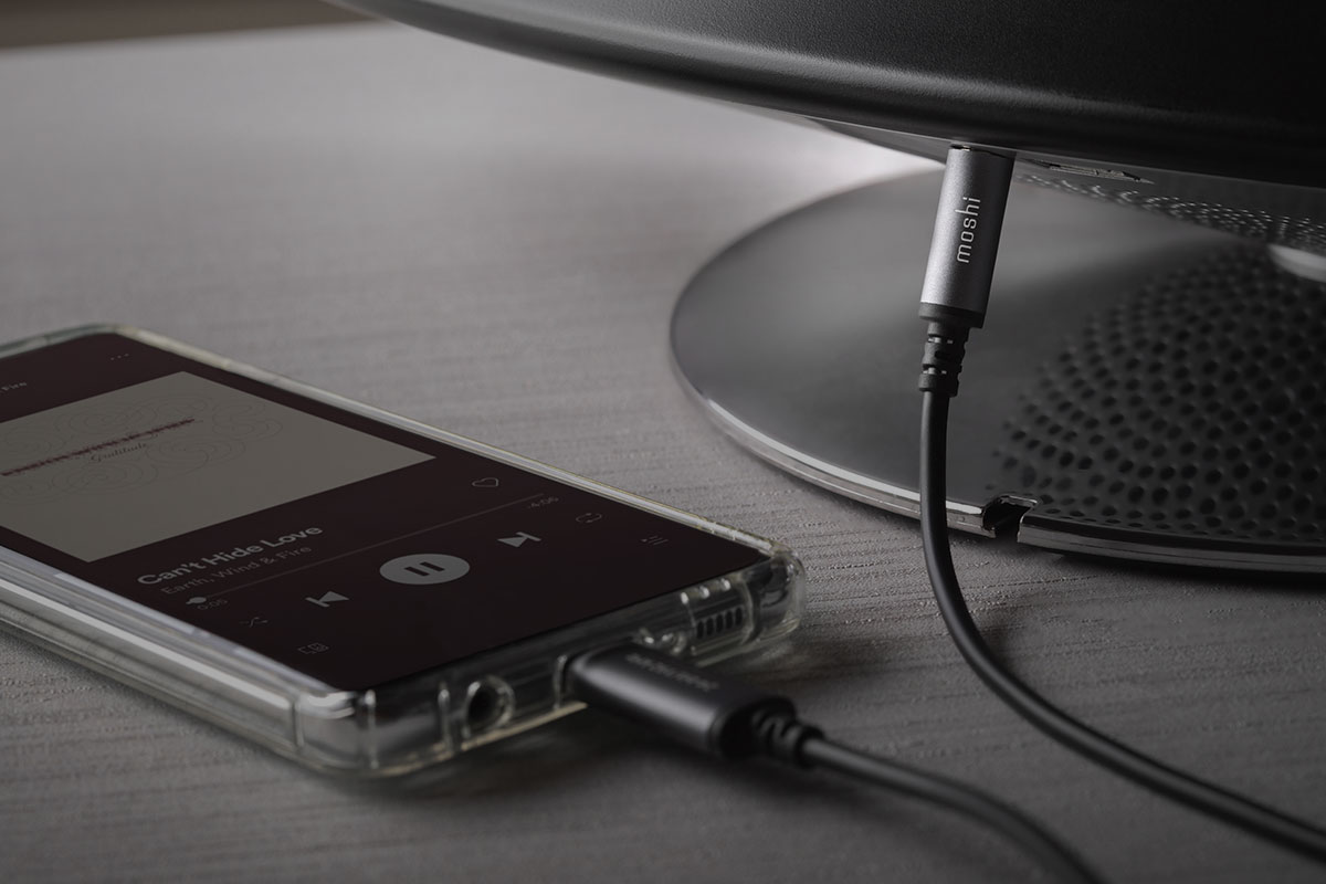 このケーブルなら頭痛の種のBluetoothペアリングが不要になります。お友達とプラグインするだけですぐ曲を再生できます。
