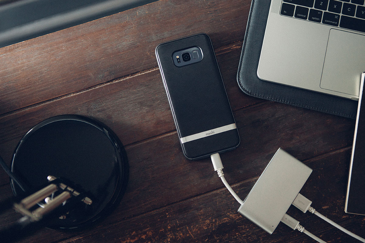 Laden Sie Ihr Smartphone auf oder schließen Sie andere ältere Geräte an, z. B. eine externe USB-Festplatte oder einen Hub.