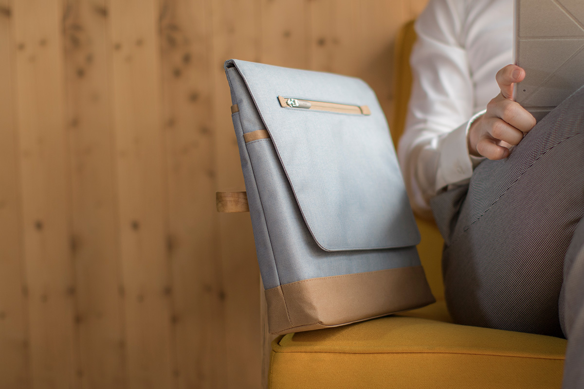 Sacoche verticale légère conçue pour transporter votre iPad et autres effets personnels.
