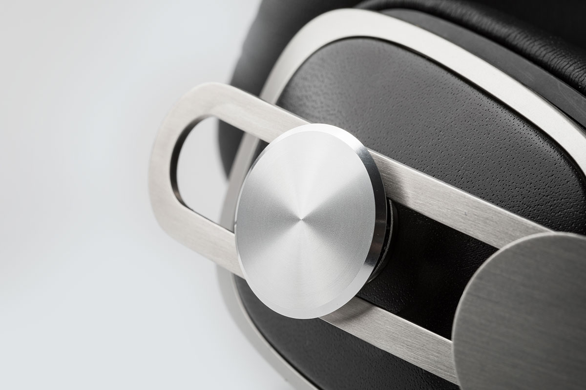 Avanti LT's curved headband is engineered to position the soft, adjustable earcups at the perfect angle of 14 degrees to form a perfect, noise-isolating seal while exerting minimal pressure on your ears. Enjoy your favorite tracks for hours without fatigue.