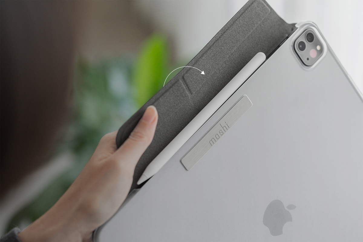 VersaCover 採用磁吸式摺疊設計,上蓋可於充電時關上保護套並保護 Apple Pencil 觸控筆。