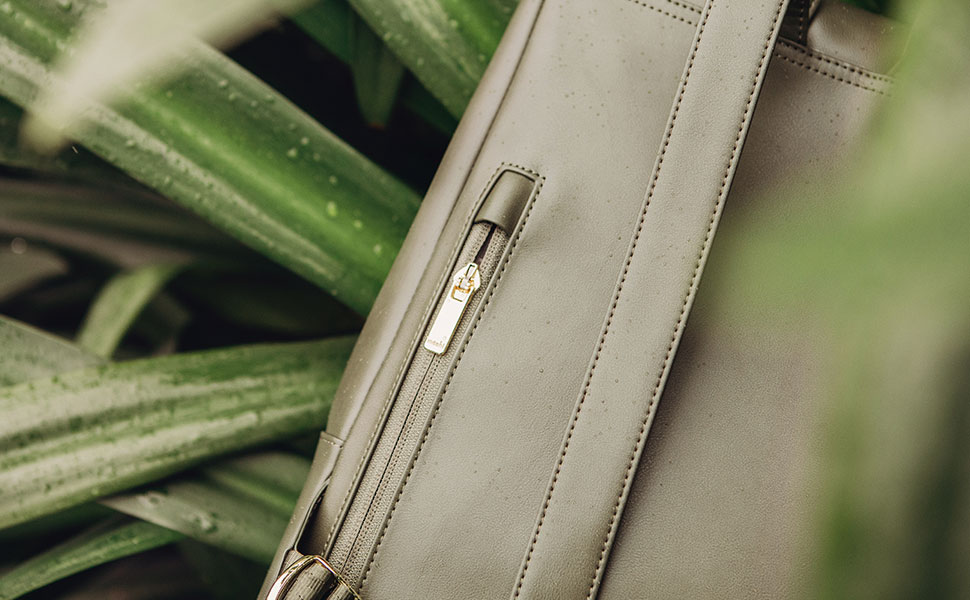 Bolsillo trasero estilo Napoleón para guardar las llaves, el pasaporte y el teléfono,cerca del cuerpo, donde estarán seguros y de fácil acceso.