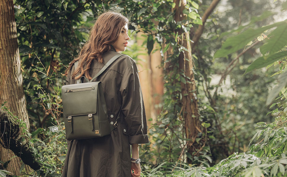 Helios Mini est orné de détails élégants et minimalistes tels que des fermetures magnétiques avec des boucles métalliques personnalisées et du matériel et des clous dorés.