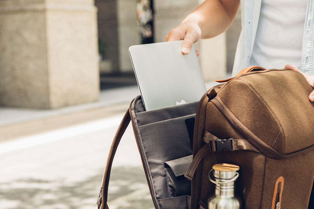 En su compartimento totalmente acolchado caben portátiles de hasta 15'' e incluye un bolsillo para el iPad y otros accesorios.