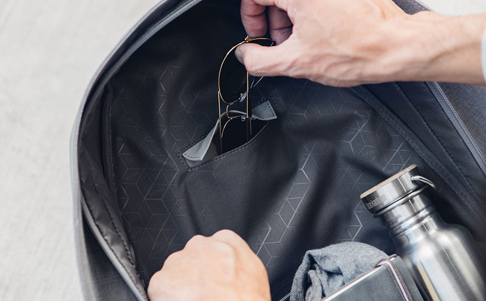 Schieben Sie Ihre Sonnenbrille in die integrierte Mikrofaser-Tasche des Rucksacks, um sie bequem und vor Kratzern geschützt zu transportieren.