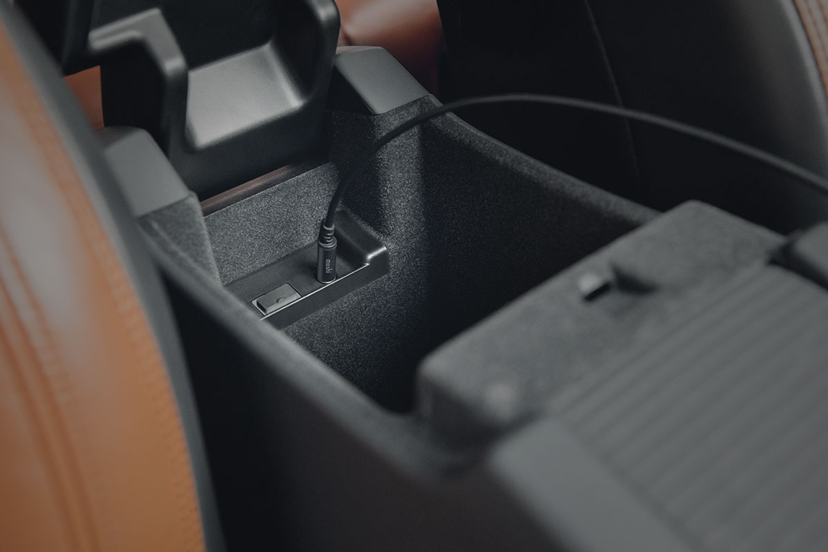 Spielen Sie Musik direkt von Ihrem USB-C-Gerät auf dem Stereosystem Ihres Autos ab.