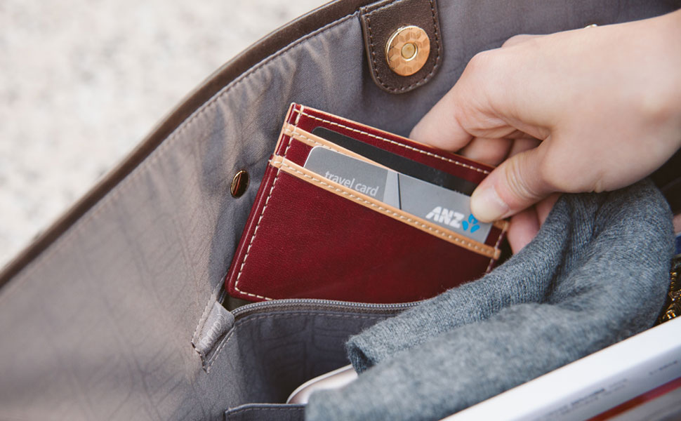 配备 RFID Shield 防盗袋,防止信用卡、银行卡等盗刷,保护个人财产安全。