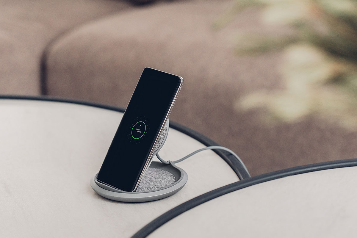 Vom Wireless Power Consortium zertifiziert, genießen Sie schnelles drahtloses Laden, unabhängig davon, welches Telefon Sie besitzen.