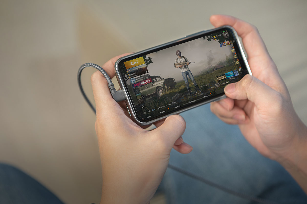 Jouez à vos jeux préférés en tout confort tout en rechargeant votre appareil en même temps.