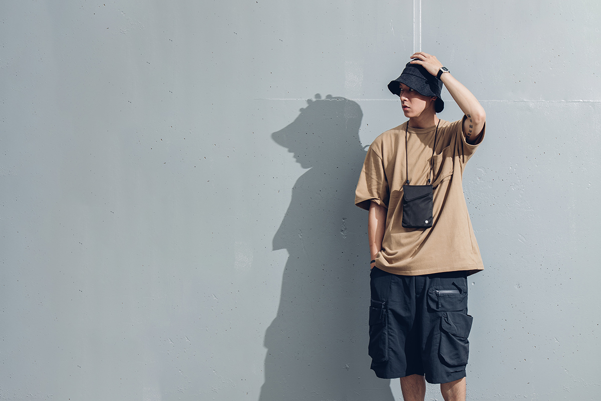 De jour comme de nuit, le sac Aro Mini offre un look élégant et minimaliste, complétant n'importe quelle tenue.