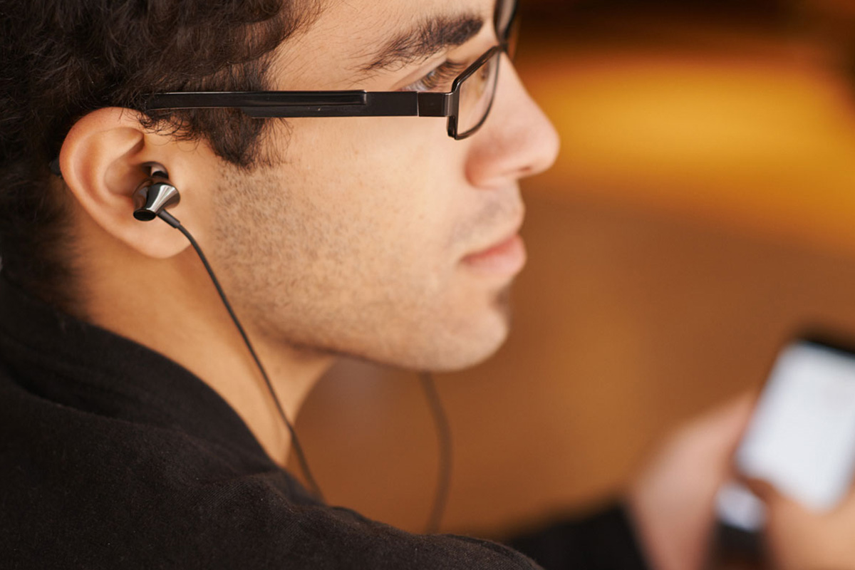 El acabado cerámico pulido de los auriculares intrauditivos Moshi Keramo es elegante y moderno. Los auriculares ofrecen un sonido limpio y de calidad, vienen con un bonito estuche portátil y tienen un mando/micrófono para hacer llamadas telefónicas.
