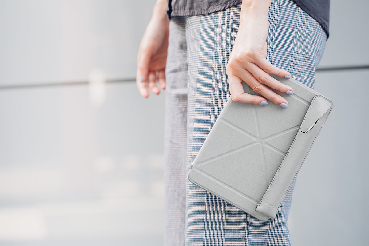 Adhiere magnéticamente tu Apple Pencil a cualquier funda para iPad de la gama VersaCover para transportarlo con facilidad.