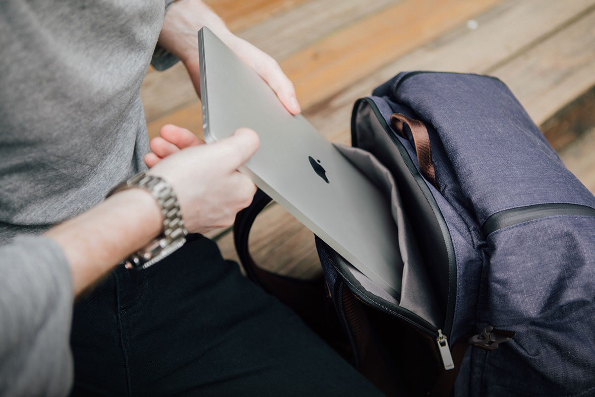 Ein voll gepolstertes Fach trägt jeden Laptop bis zu 15" und enthält eine Tasche für Ihr iPad und anderes technisches Zubehör.