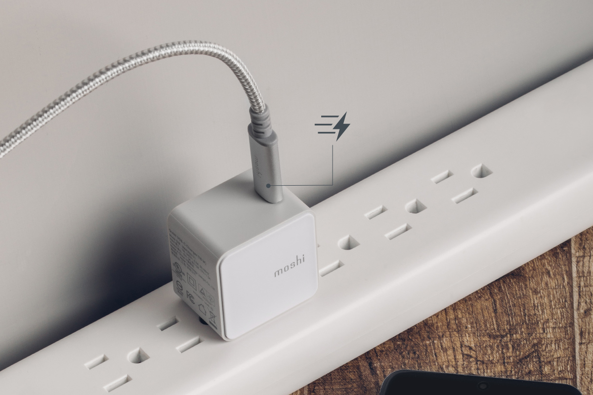 USB PD 3.0 电源配置 (5/9/12V) 为 iPhone 用户量身定做,连接 USB-C 与 Lightning 充电线,可使 iPhone 充电速度比普通 USB-A 充电线快一倍。