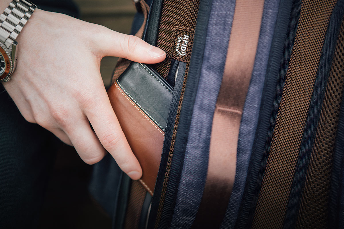 Eine hintere Napoleontasche mit RFID-Schutz-Technologie schützt Ihre persönlichen Daten vor digitalen Schnüfflern.