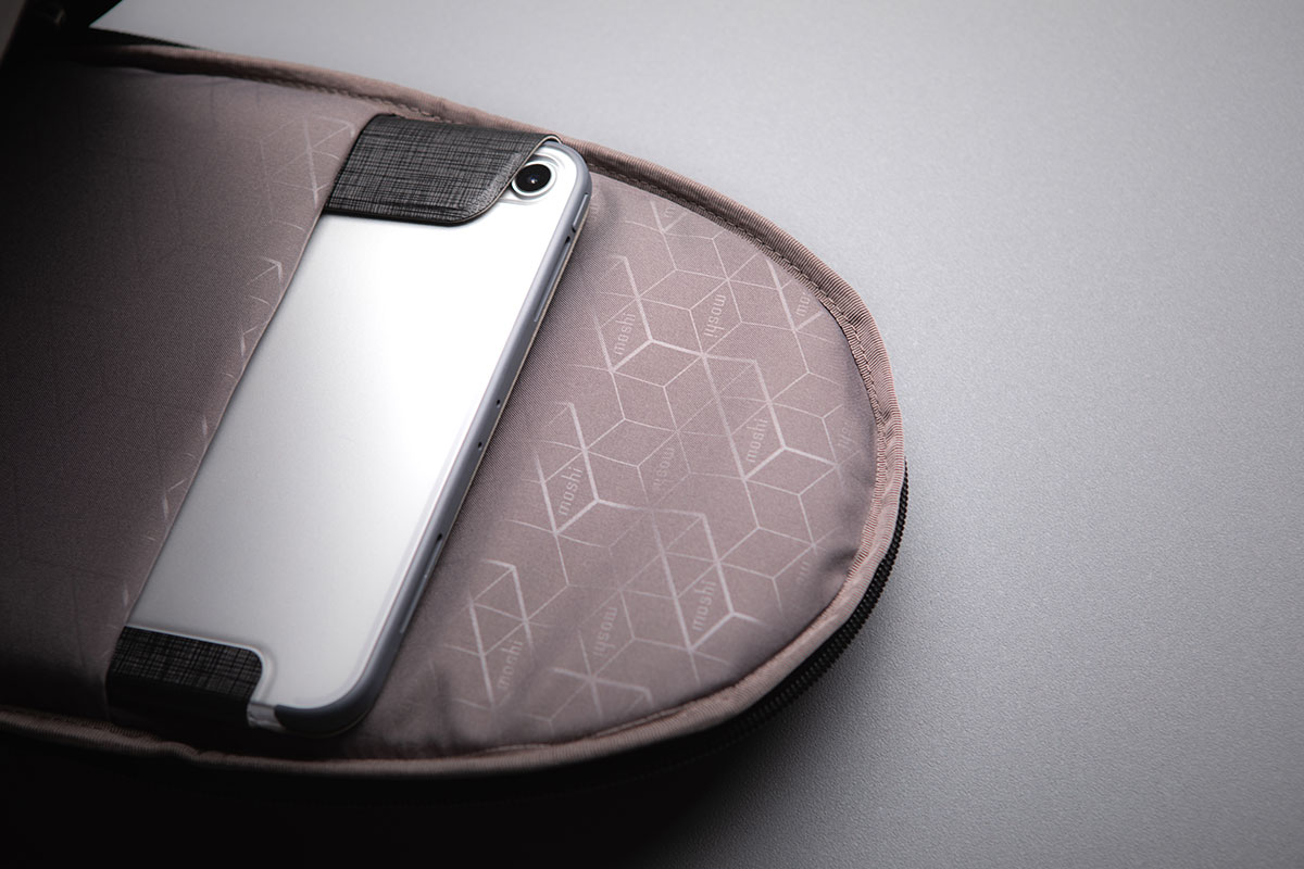 Son intérieur compact inclut une pochette rembourrée pour iPad Pro jusqu’à 10,5 pouces.