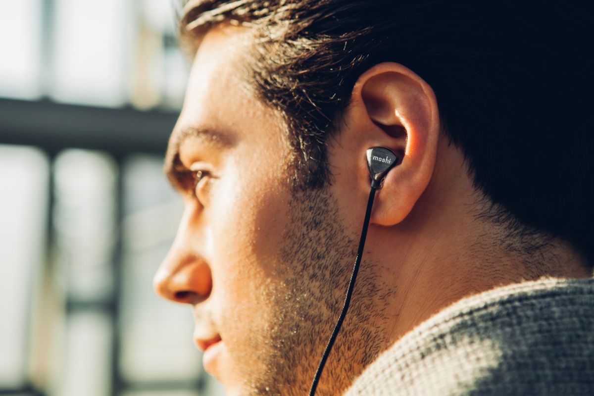 Get up to 8 hours of wireless playback or talk time for a single charge. An integrated microphone and 3-button remote help you control music and answer calls without touching your phone.