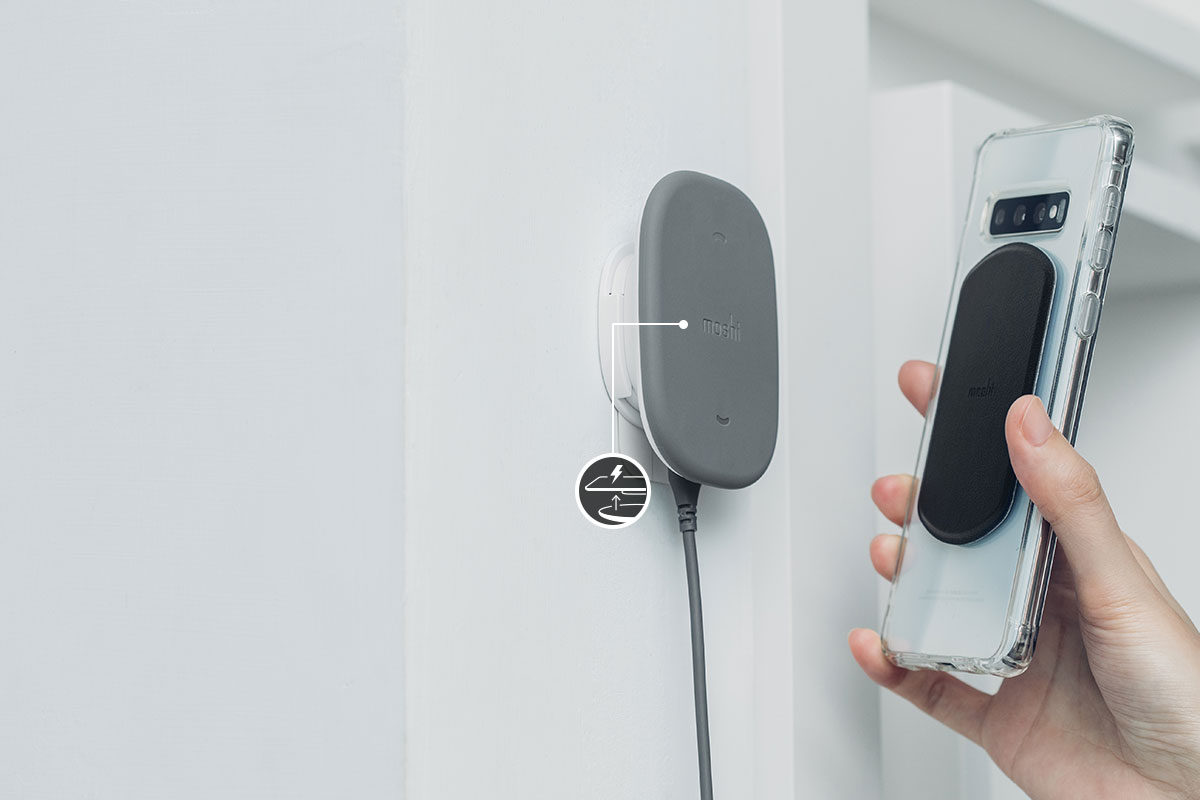 Installez la plaque de fixation au centre de votre appareil* pour une charge directe sans fil*. Accessoire d’alignement inclus.* En raison des capteurs d’empreinte digitale à l’arrière, l’alignement du centre ne peut pas être garanti sur tous les appareils. La charge directe sans fil peut ne pas fonctionner sur tous les appareils. Lisez les instructions ci-dessous pour plus d’informations.