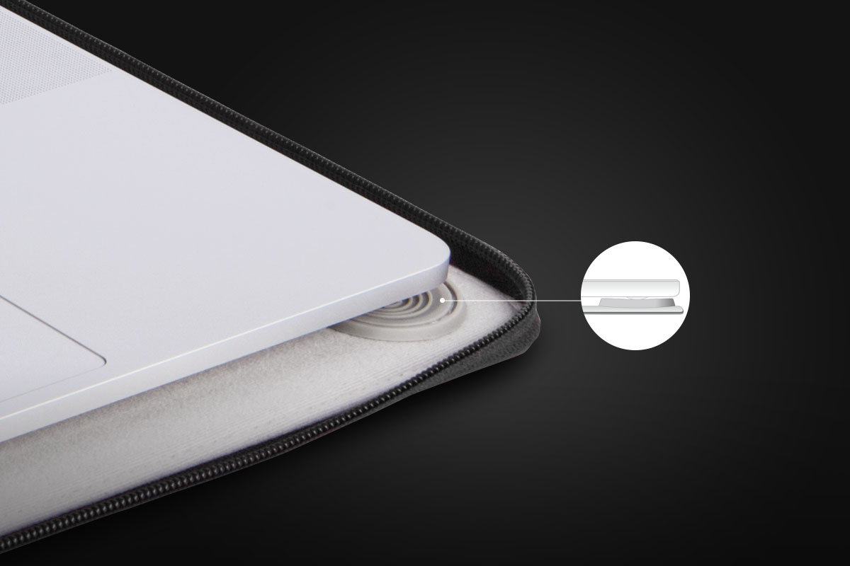La base de silicona elevada del forro interior mantiene tu MacBook en su sitio.