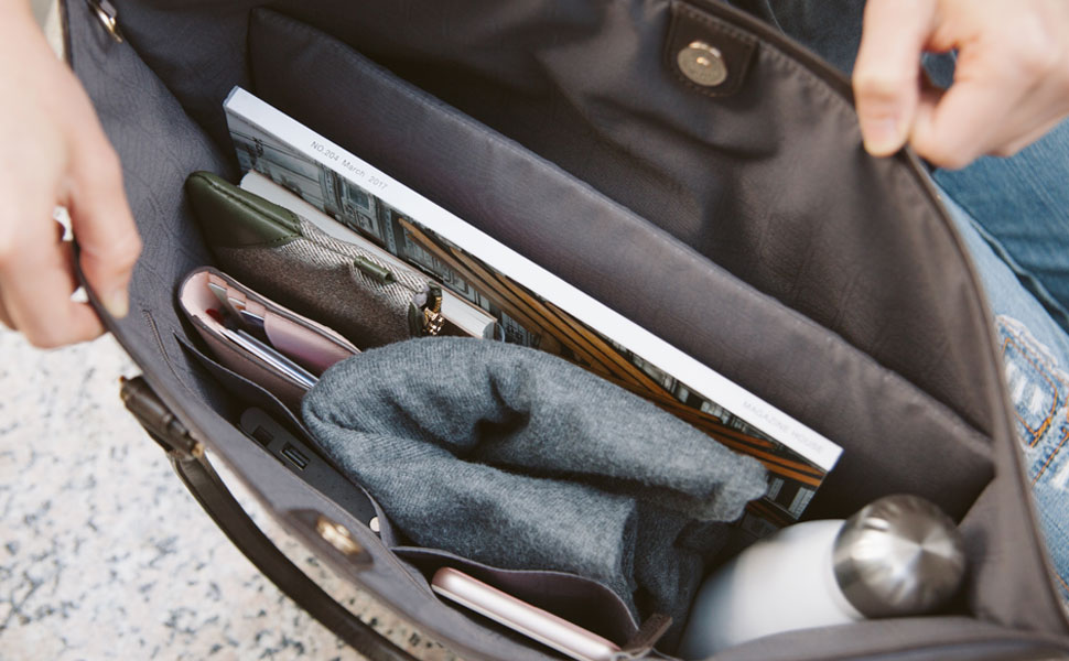 Livré avec une pochette rembourrée pour ordinateur portable pour protéger les ordinateurs portables de jusqu’à 13"