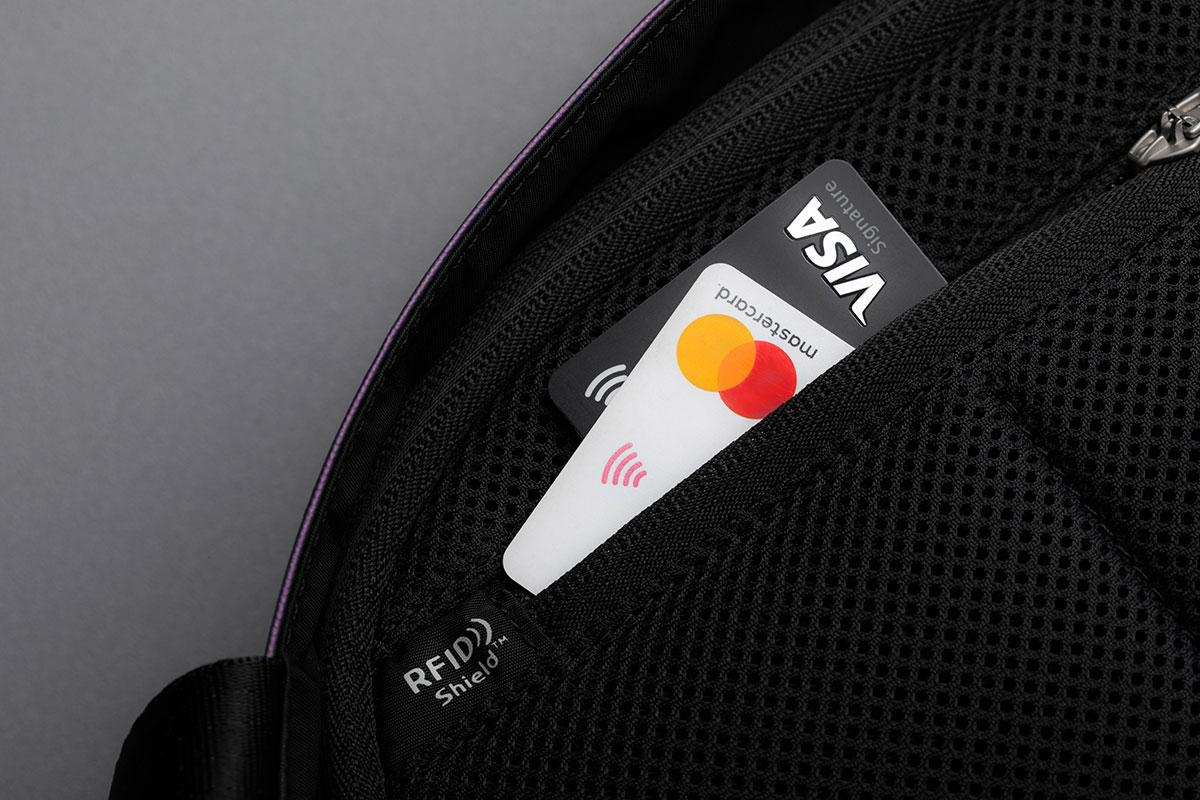 RFID Shield 防盗袋可确保您的信用卡信息安全。