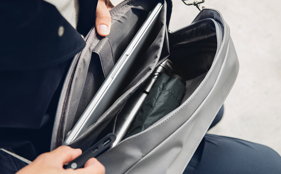Der großzügige Innenraum enthält ein gefüttertes Fach für Laptops mit einer Größe von bis zu 13 Zoll und bietet genug Raum für all Ihre alltäglichen Dinge.