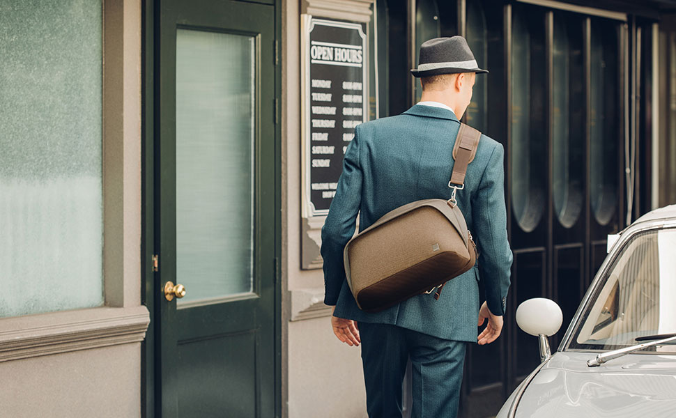 Сумка Tego Sling Messenger сочетает в себе функциональность и футуристический дизайн. Доступные цвета: угольный черный, каменный серый.