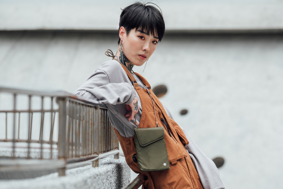 Le design minimaliste d'Aro minis'adapte à toutes les tenues, tout en protégeant vos essentiels, ce qui lui permet d'être le compagnon idéal pour une journée en ville, une soirée ou lors de votre prochaine aventure en plein air. Léger et compact, il offre suffisamment d'espace pour vos objets personnels et permet de ne pas encombrer vos poches.