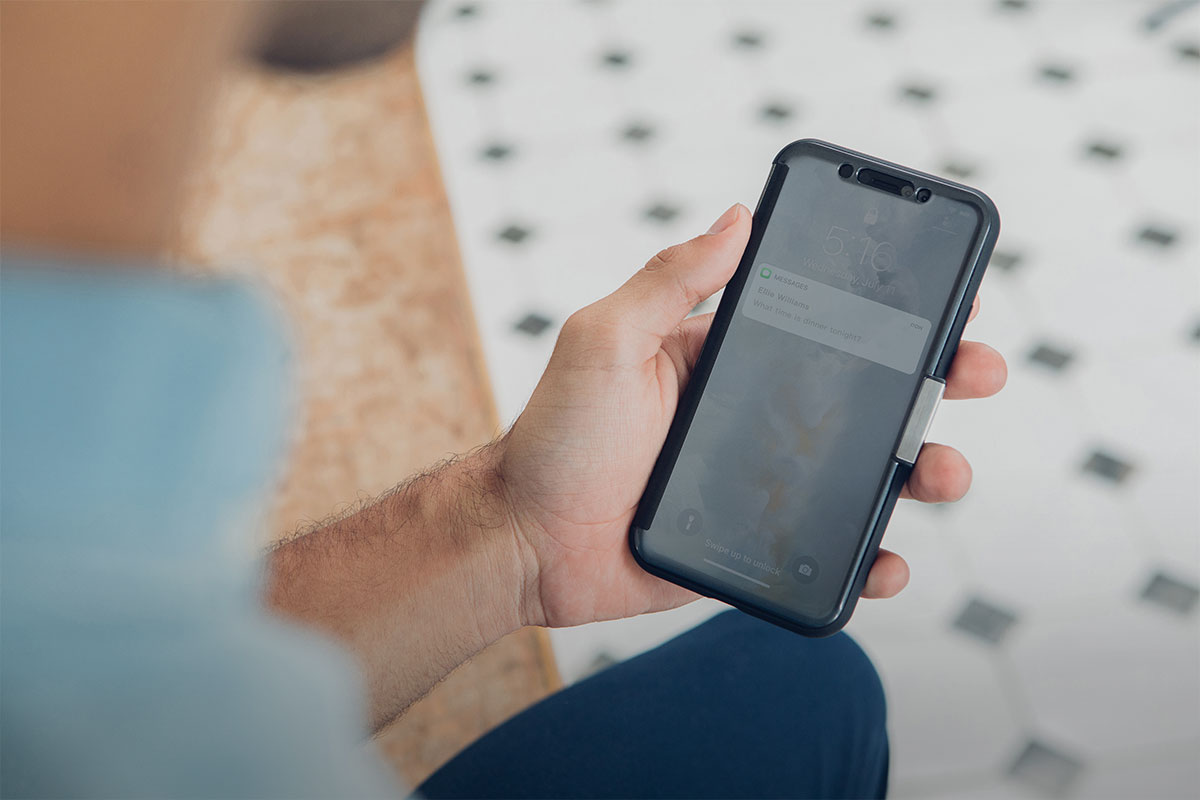 Compruebe la hora y las notificaciones sin abrir la tapa y minimice así las distracciones.