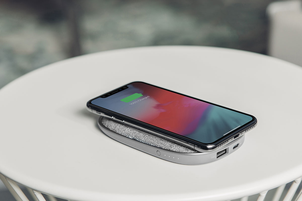 Mit dem Porto Q 5K können Sie Ihr Telefon überall kabellos aufladen.