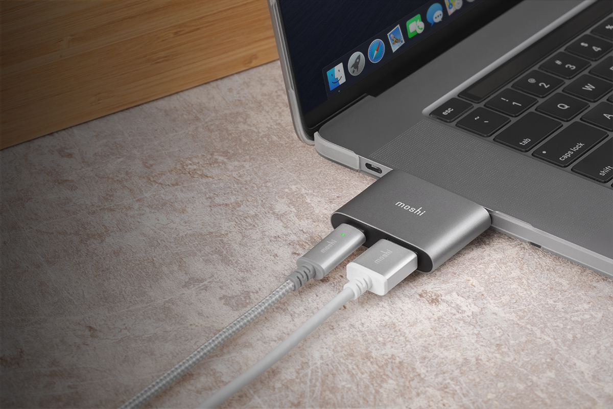 Laden Sie Ihr USB-C-Gerät mit bis zu 60 W Leistung, während Sie zur gleichen Zeit Inhalte anzeigen lassen. Unterstützt USB-PD 3.0.