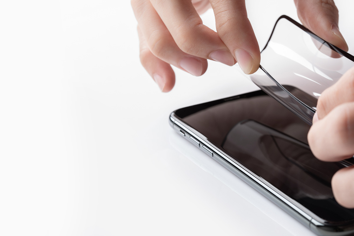 Specially-engineered adhesive layer aids in the rapid dissipation of air bubbles to simplify the installation process and won't leave any residue on the screen when removed.