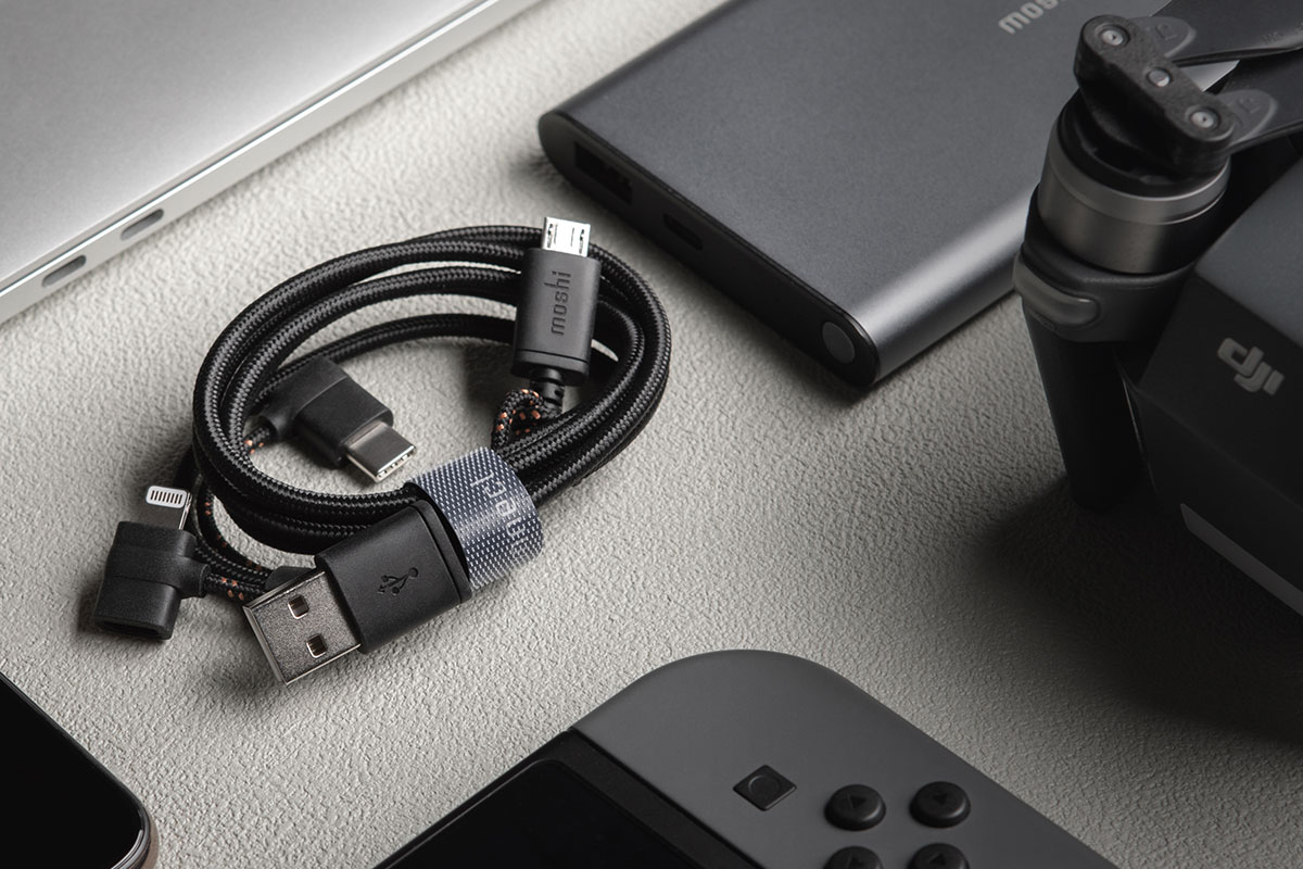 使用我们的 3 合 1 通用型充电线,您可以通过三种连接器 (Lightning、USB-C 和 Micro USB) 为设备充电。
