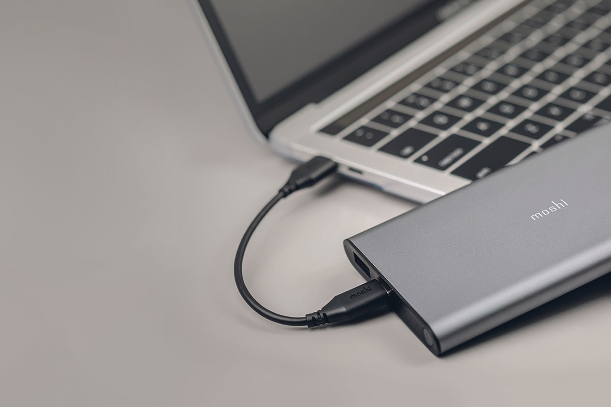 注:IonSlim 10K僅透過USB-C充電器及所附的USB-C線材進行補電。如果IonSlim 10K連接到USB-C設備(如筆記本電腦)將為該設備供電。