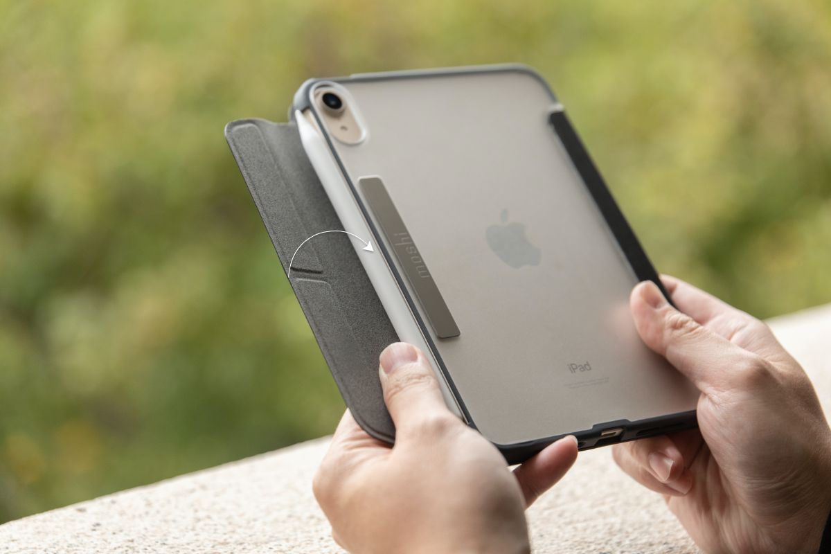 Der vordere Magnetverschluss hält nicht nur die Bildschirmabdeckung des VersaCover sicher geschlossen, wenn es nicht verwendet wird, sondern umhüllt auch Ihren Apple Pencil, um zusätzlichen Schutz zu bieten und Verluste beim Aufladen zu verhindern.