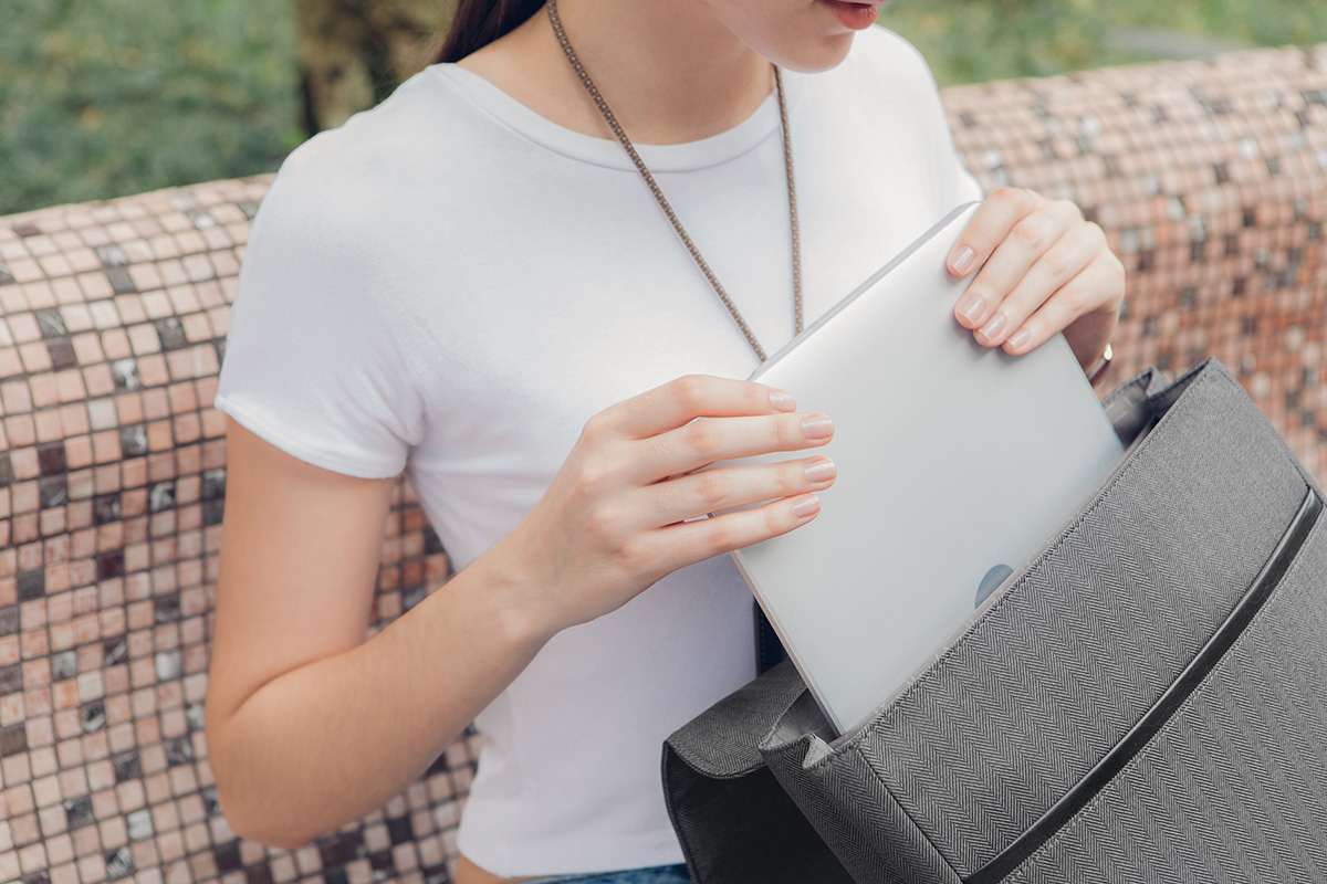 Helios Lite puede llevar un ordenador portátil de hasta 13" con espacio adicional para libros, carpetas y una botella de agua.