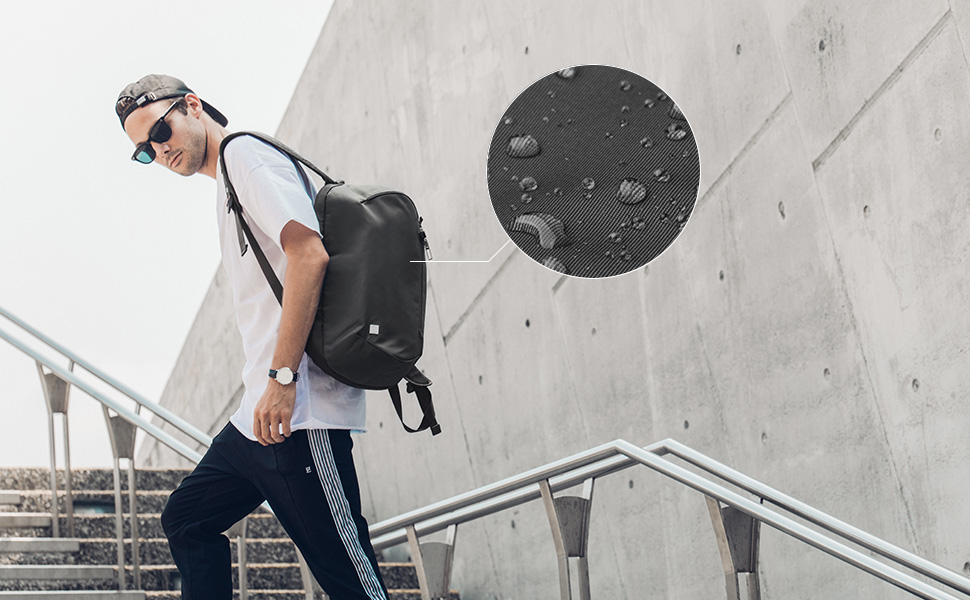 Funcional y ultraligera, Hexa es más que una mochila Una mochila para todos los días Hexa es resistente al agua y durable gracias a su tejido exterior de nailon de alta densidad revestido a 200D.