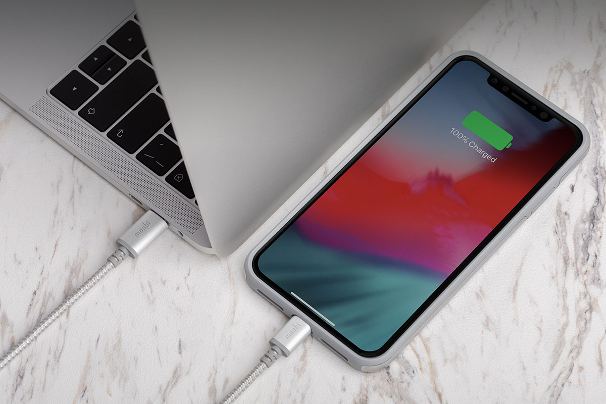 При помощи нашего кабеля Вы можете заряжать свой iPhone или iPad с разъемом Lightning при помощи любого блока питания с разъемом USB-C — в том числе при помощи блока питания от ноутбука. Больше не придется носить с собой несколько зарядных устройств!