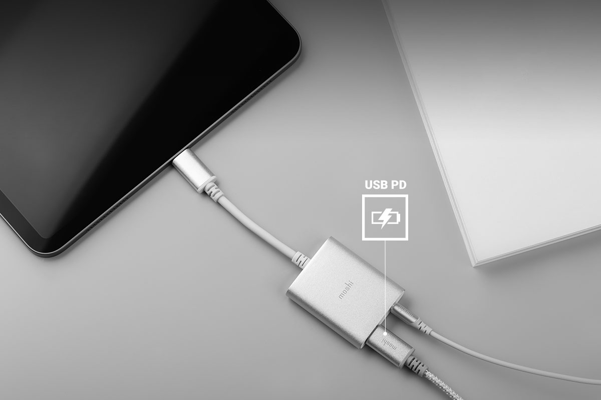 可使用 USB-C 音频转接器与 USB-C 传输线连接,插入 USB-C 墙插充电器后,为您的设备快速充电。