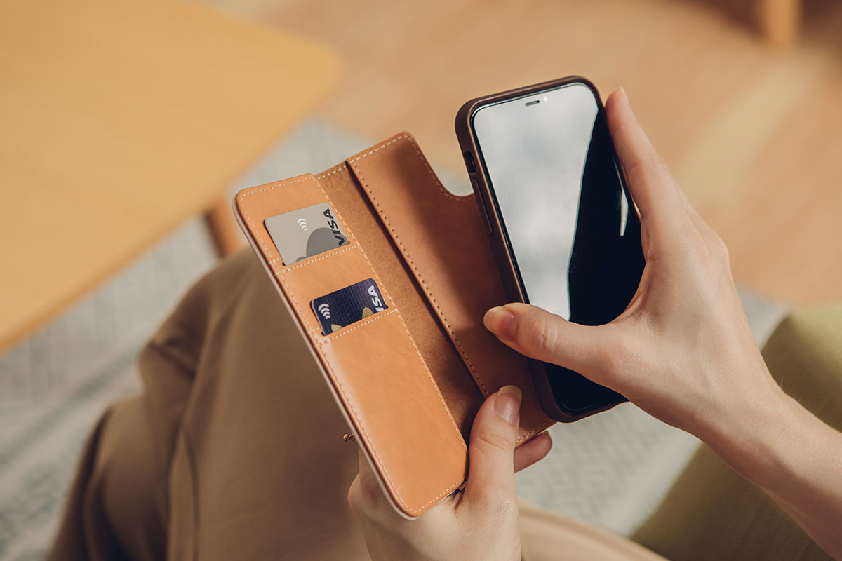 磁吸式设计,可将收纳夹取下,方便拍照或使用 Apple Pay。