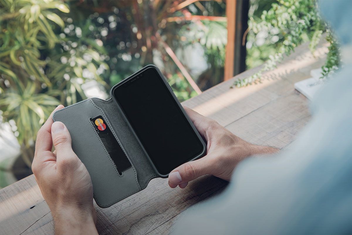 外观轻薄,可随身携带您重要的卡片、现金和 iPhone 手机。