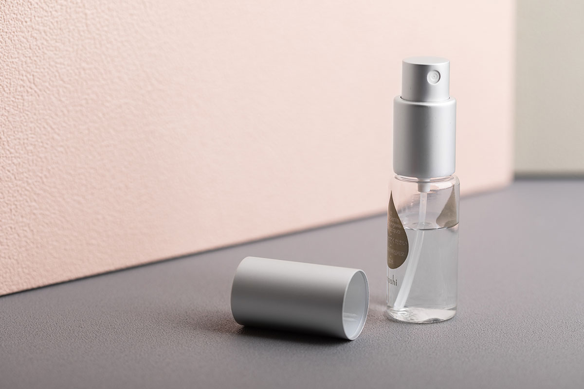 L’ensemble inclut également un vaporisateur robuste et durable.