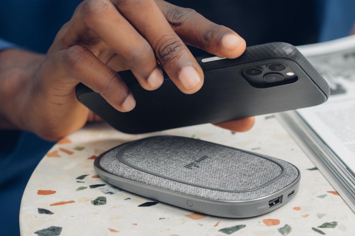 Overture enveloppe entièrement votre téléphone, y compris les objectifs de l'appareil photo, pour les protéger des rayures et des chocs qui peuvent survenir lorsque vous placez le téléphone sur une table ou dans un sac contenant des clés, des pièces de monnaie et des câbles. Besoin de prendre une photo ? Soulevez simplement votre téléphone du portefeuille et vous êtes prêt à prendre des photos.