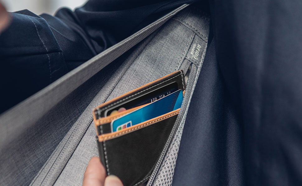 Sie können sicher sein, dass Ihre Kreditkartendaten dank der Tasche mit RFID-Abschirmung sicher sind.